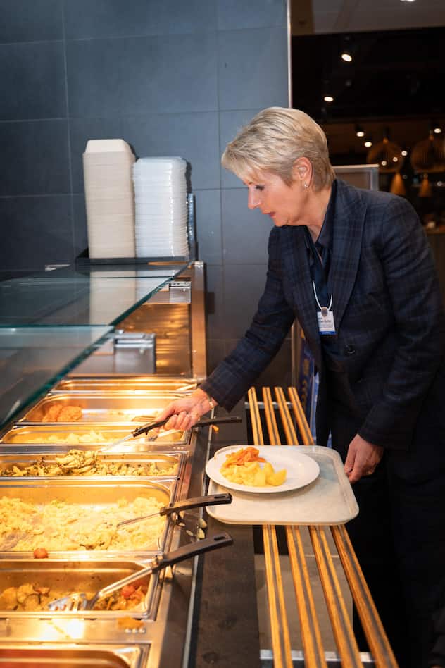 <p>Keller-Sutter am Selbstbedienungsbuffet: «Ich habe Pommes frites einfach gern.»</p>