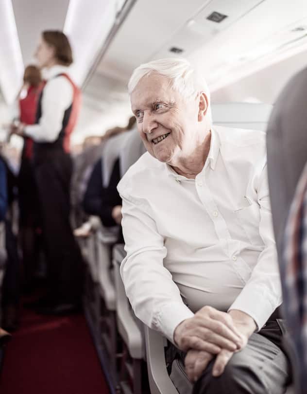 Martin Ebner waehrend eines Fluges zwischen Zuerich Kloten und Bremen mit einem neuen Flugzeug des Types Embraer E190-E2 der Helvetic Airways, am Freitag 8. November 2019.Bild: Michael Buholzer