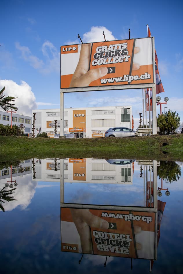 Das Logo der Lipo Einrichtungsmaerkte AG bei der LIPO Filiale in Emmen im Kanton Luzern, am Montag, 10. Januar 2022. Die oesterreichische XXXLutz-Gruppe uebernimmt Lipo: nebst den 23 Lipo-Filialen uebernimmt XXXLutz auch den Online-Shop, das Logistik-Team in Derendingen sowie das Service-Center in Pratteln. (KEYSTONE/Urs Flueeler)