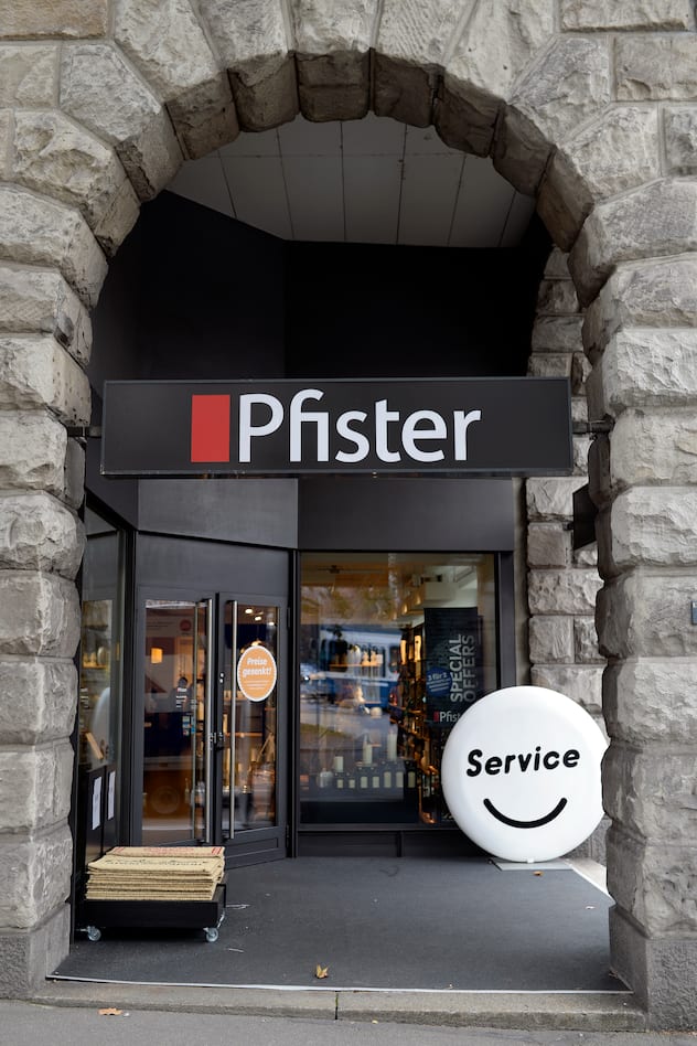 Filiale von Moebel Pfister in Zuerich am Mittwoch, 21. Oktober 2015. Im Schweizer Moebelfachhandel kommt es zu einer grossen Fusion. Die Pfister Arco Holding uebernimmt per sofort Moebel Hubacher. Das teilte die Muttergesellschaft des groessten Moebelhaendlers Moebel Pfister am Mittwoch mit. (KEYSTONE/Walter Bieri)