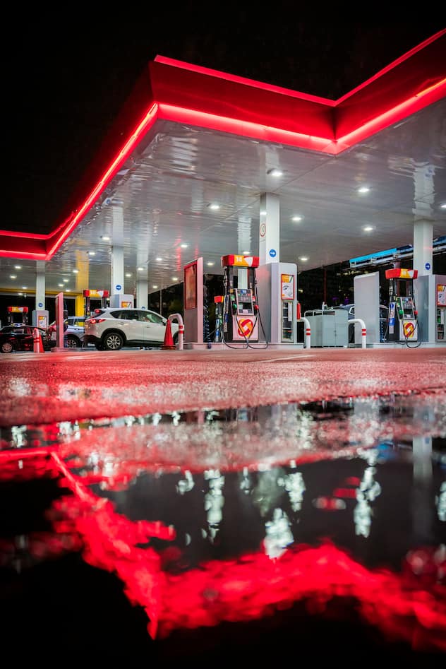 Oxxo-Tankstelle bei Nacht