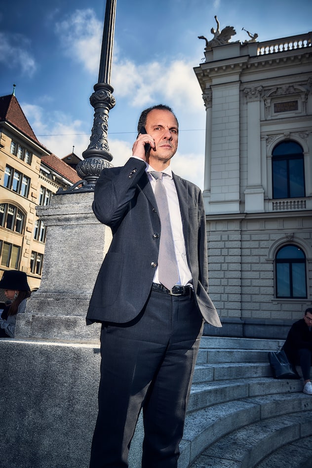 Thomas Werlen bei einem Telefongespräch.
