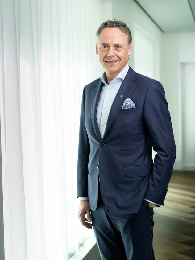 Ralph Hamers im Anzug im Hauptsitz der UBS in Zürich.