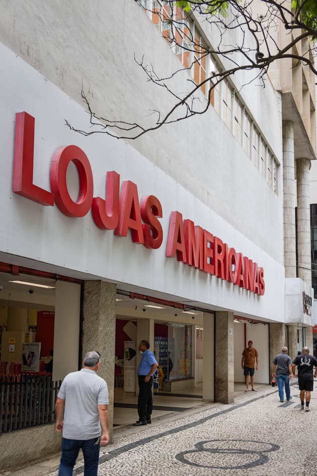 Ein Geschäft der Reihe Lojas Americanas mit rotem Schriftzug.