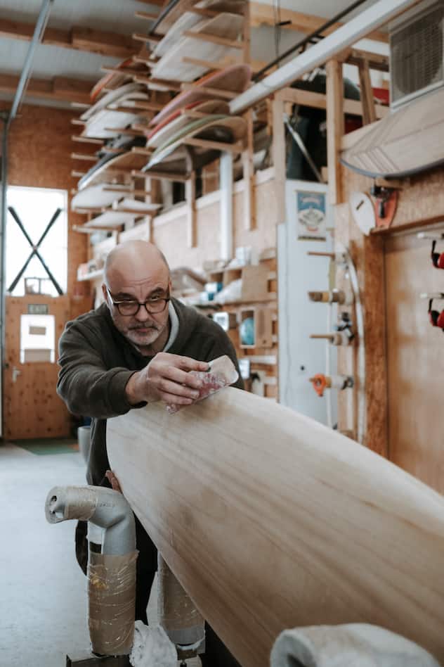 In der Werkstatt von Urs Wälti am Rand von Laax kann man aus Holz Boards bauen - für in den Schnee, ins Wasser oder auf den Asphalt. Klare Vorstellungen, wie das Eigenfabrikat aussehen soll, sind willkommen, sie möglich zu machen, Wältis Mission