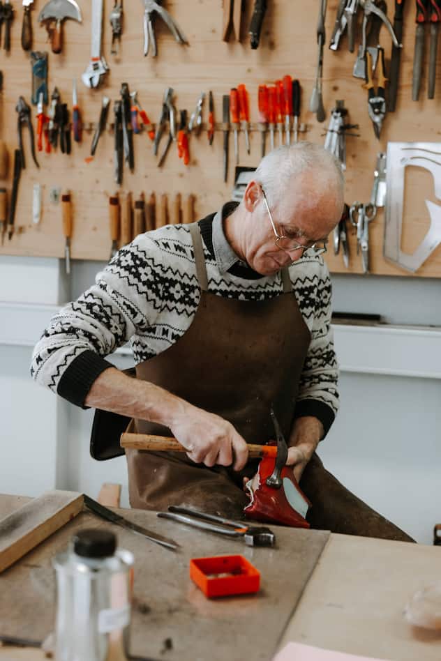 Unterstützt von Schuhmachermeister Franz Kälin kann am Ufer des Brienzersees vom Gürtel bis zu Massschuhen herstellen, was das Herz begehrt - unabhängig von Talent und Vorwissen. 