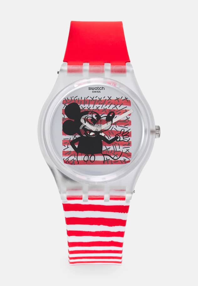 Swatch-Uhr mit Micky Mouse auf dem Zifferblatt und rot-weiss-gestreiftem Armband.