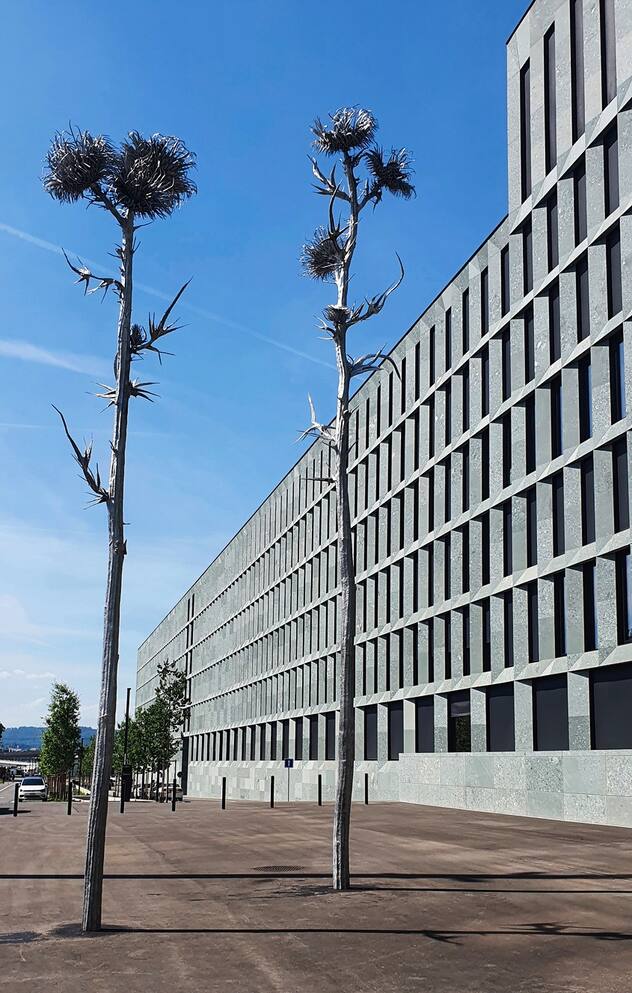 Great White, Videoprojektion, 2017/18, Ursula Palla > Videostill; Ursula Palla Empty Garden 2, Videoinstallation, 2020, Ursula Palla > Foto; Ursula Palla Listen to the Flowers, Aluminium und Bronze mit Waffenstahl, 2022, Ursula Palla > Foto Ursula Palla