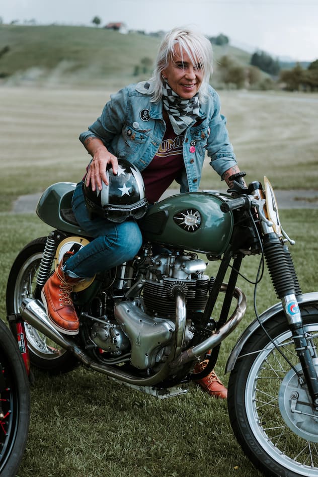 «Frauen ­können genau gleich Motorrad ­fahren wie Männer. Alle anderen ­Ansichten sind total ­antiquiert.» Gret fährt Veteranen ohne elektrische Fahrhilfen. 