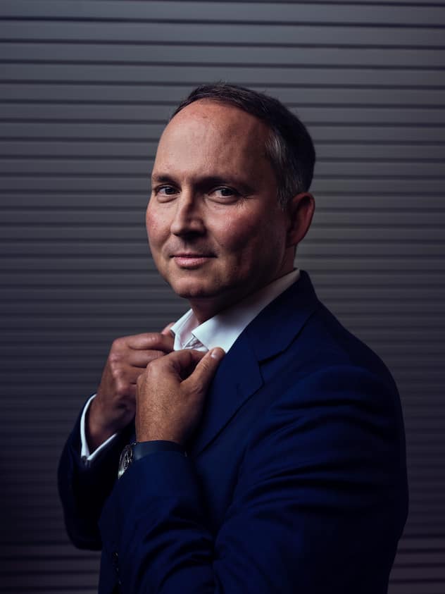 Während sein Vater als Bauchmensch beschrieben wird, gilt Simon Michel als strukturiert und zielgerichtet.