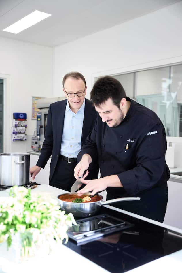 Mark Schneider mit Versuchskoch Jesus Lahoz. Insgesamt beschäftigt Nestlé 34 Köche mit verschiedenstem Background.