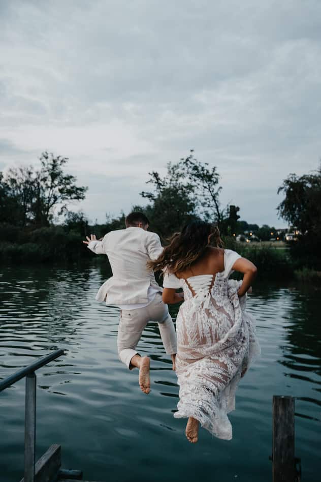 Ohne Formalien: Der Un-Wedding-Ethos befreit die Hochzeitsfeier von erzwungener For­malität und bringt eine gewisse Leichtigkeit in den grossen Tag.