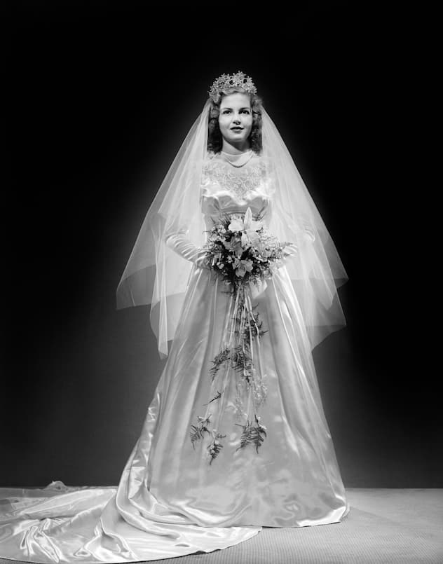 40er Jahre: Schlichte Eleganz, klassische Silhouetten und sparsame Verzierungen prägten die Brautmode der 40er Jahre. Denn der Zweite Weltkrieg liess kaum Platz für Luxus und Glamour. Wer konnte, lieh sich ein Kleid oder nähte es selber. Kurze ­Längen waren sehr üblich.