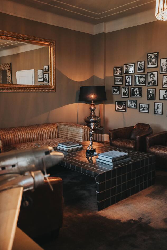 Das Wartezimmer, das der Lounge eines Clubs zur Ehre gereichte. 