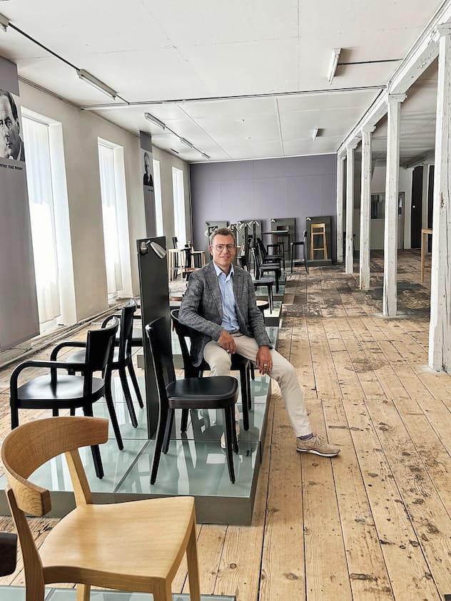 Neuer chefJosef Kaiser, hier im Showroom von Horgenglarus in Glarus, ist ein Möbelprofi mit ­langer Erfahrung in der Branche.