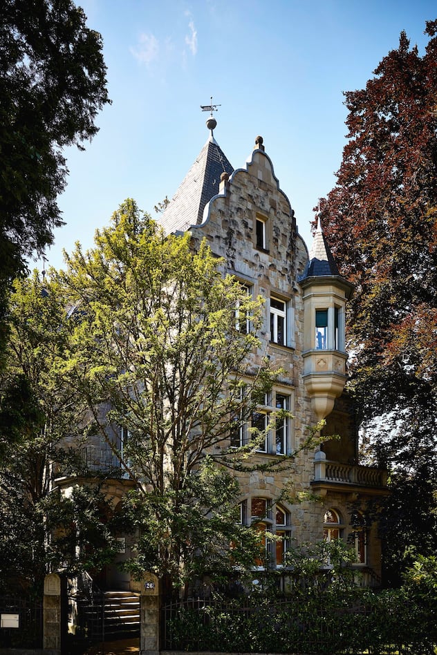 StadtvillaWer den neugotischen Stil, drei Meter hohe Decken, Stuckaturen und Turmzimmer mag, kann hier für 11,8 Millionen Franken zuschlagen.