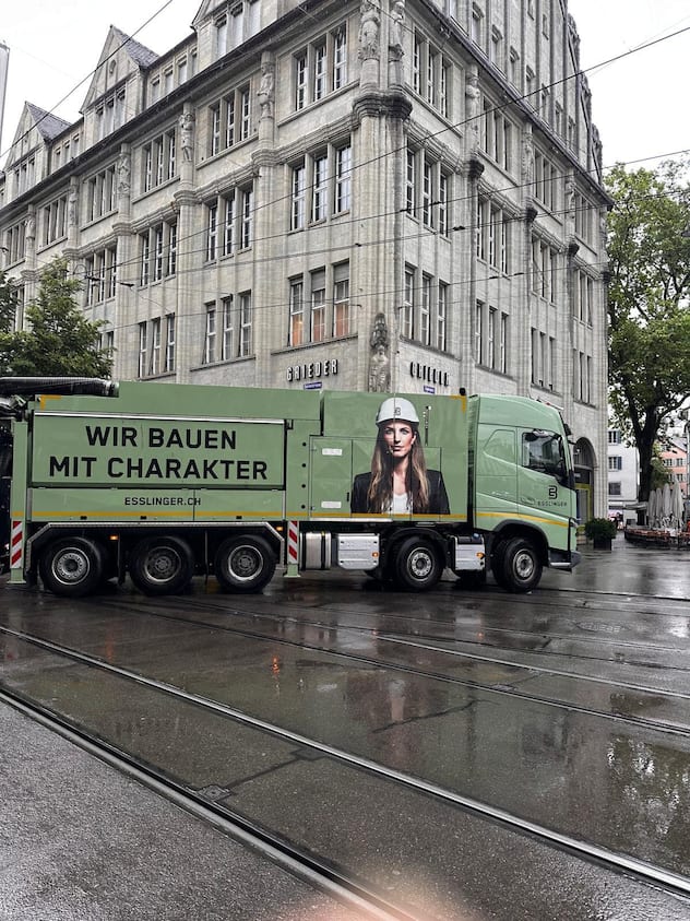 Gesichtauf dem BaggerDer Saugbagger ist eins der wichtigsten Geräte im Tiefbau, also viel unterwegs. Mitsamt Marketing für Esslinger.