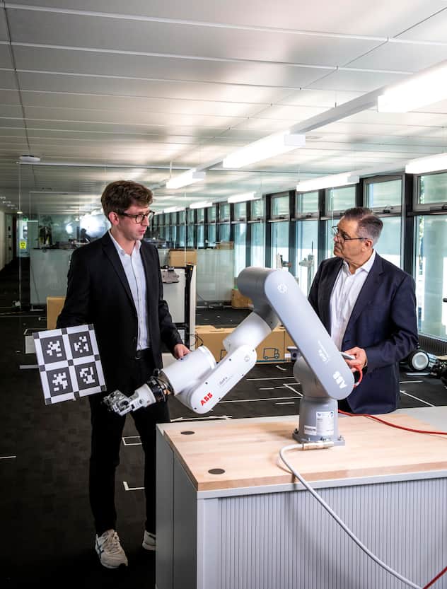 Start-up meets GrosskonzernSevensense-CEO Gregory Hitz (l.) und ABB-Robotik-Chef Sami Atiya mit der neuesten Robotergeneration.