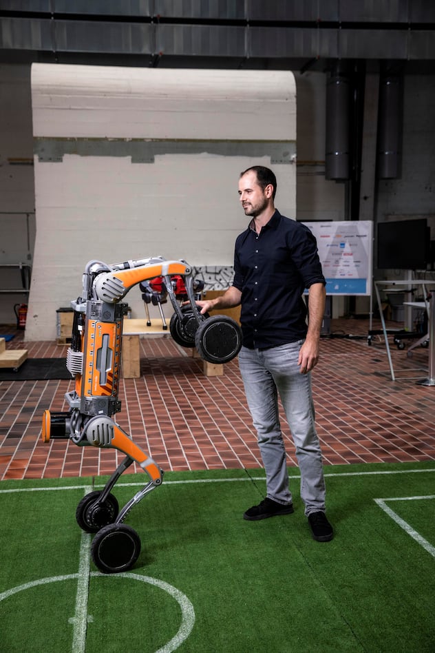 ZukunftshoffnungMarco Hutter mit dem Roboter «Milo» von Swiss-Mile am ­Robotics Innovation Day der ETH.