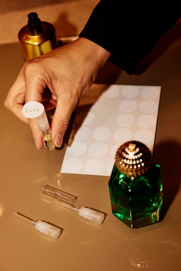 passion mit verdienstpotenzialAuf Plattformen wie Parfumo.de verkaufen Nutzer Abfüllungen ihrer ­Parfums an andere User zum Ausprobieren – wenn sie geschickt sind, ­verdienen sie damit auch einen kleinen Betrag.