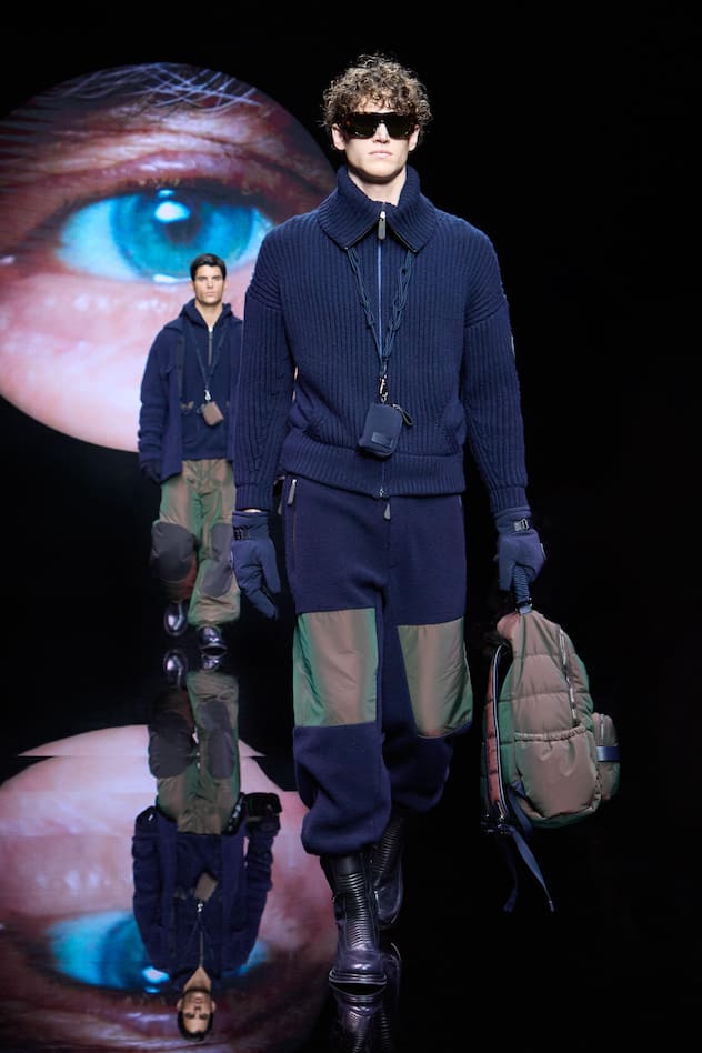 Winter-Eleganzvon ArmaniIn Marineblau sieht Mann auch auf der Piste und beim Après-Ski elegant aus.