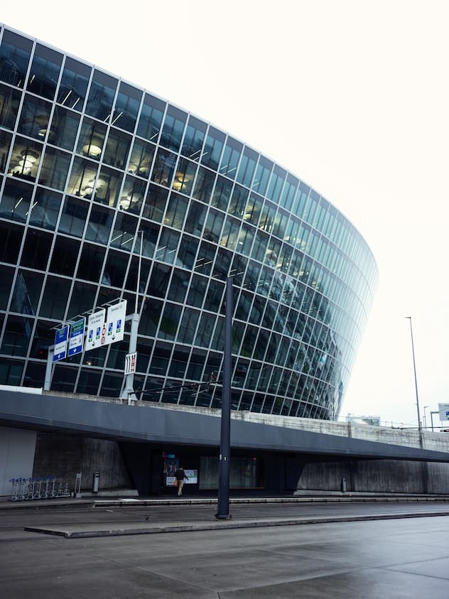 in den Büros im «Circle» am Zürcher Flughafen (r.) weitere 450 Mitarbeitende der Zentrale.