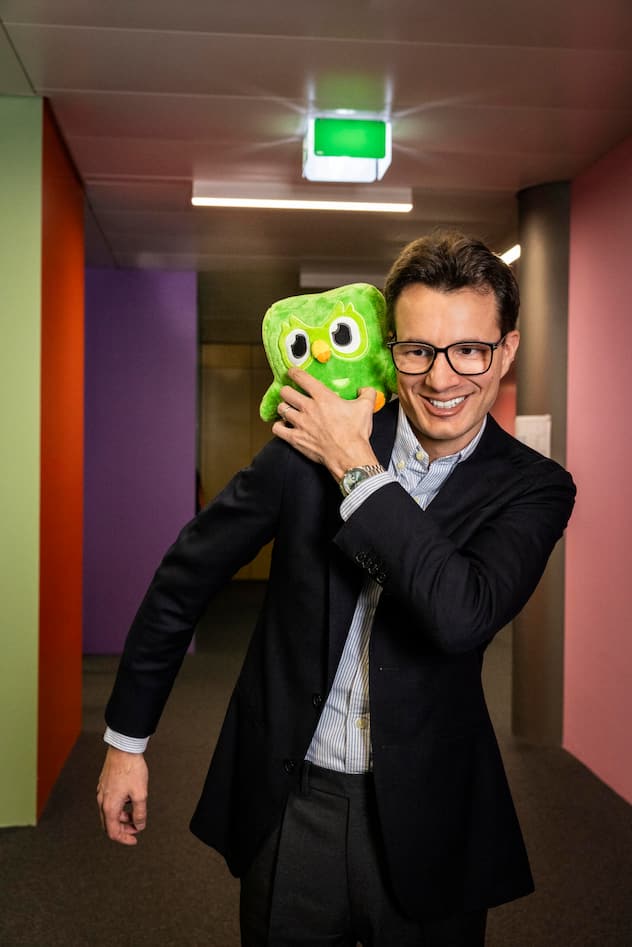 Maskottchen«Wir sind alle Nerds und wollten den Roboter. Dann zeigten wir die Entwürfe unseren Partnerinnen. Also wurde es die Eule.»
