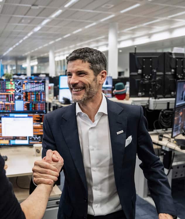 zugänglichRund 500 Shakehands nach dem Antritt – der neue CEO sucht den Kontakt zur ­Belegschaft. Viele Mitarbeiter hatten seit Jahren keinen ­hohen Chef mehr ­persönlich gesehen.