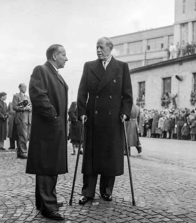 Der Waffenproduzent und Kunstsammler Emil Georg Buehrle, rechts, im Gespraech mit einer nicht naeher bekannten Person auf dem Firmengelaende der Werkzeugmaschinenfabrik Oerlikon Buehrle & Co. in Zuerich, anlaesslich der Anwesenheit von Haile Selassie I., Regent Aethiopiens und letzter Kaiser von Abessinien, welcher bei seinem offiziellen Besuchs in der Schweiz am 26. November 1954 die Werkzeugmaschinenfabrik besichtigt. (KEYSTONE/Ilse Guenther)