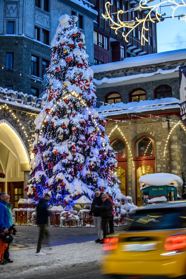 Shopping in Via Serlas in St.Moritz.St.Moritz im Corona Winter-Saison Start Monat Dezember 2020copyright: fotoswiss.com/giancarlo cattaneo