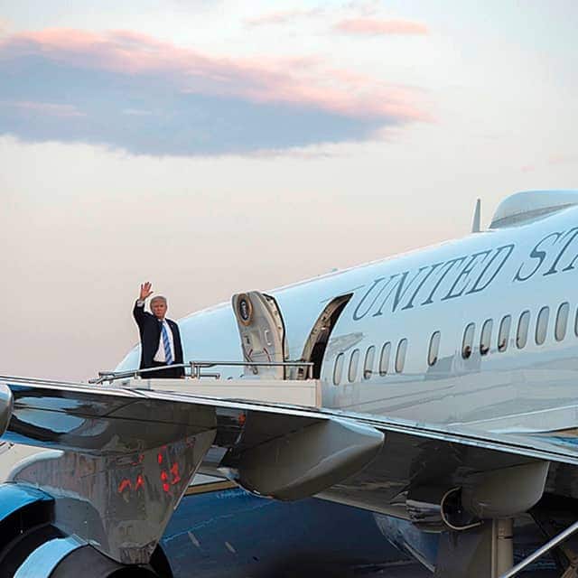 Trump_im_Flugzeug.jpg