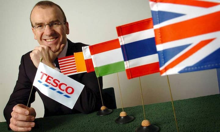 Der bestbezahlte englische Manager ist Sir Terry Leahy. Der Chef der Supermarktkette Tesco bekam letztes Jahr 9,92 Millionen Euro für seine Arbeit. Damit belegt er europaweit Platz 7.