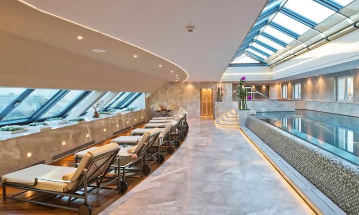 Platz 8: Four Seasons Hotel des Bergues, Genf.Unverändert zum Vorjahr behauptet sich das Four Seasons Hotel des Bergues in Genf auf dem achten Rang. Hier kann man sich vom Trubel der Stadt erholen und trotzdem mittendrin sein. Jüngst kam ein Spa mit Hallenbad auf der Dachetage hinzu.