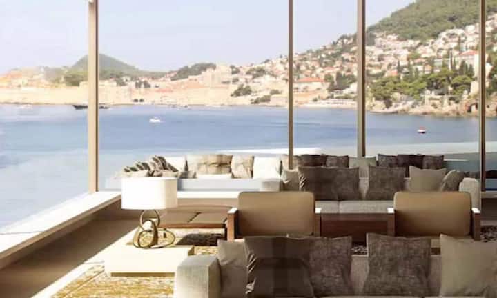 Die Möbel: In Naturfarben gehalten.