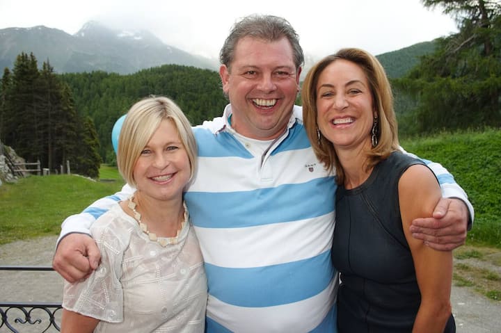 Ariane Ehrat, St. Moritz Tourismus; Freddie Zwimpfer, Gastgeber im Dracula-Club und Hüttenwart; Carolina Müller-Möhl.