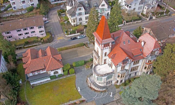 Die Villa mit 1'600m2 Wohnfläche bietet – obwohl sie mitten in der Stadt Zürich liegt – viel Privatsphäre und einen unverbaubaren Blick über den Zürichsee bis zur Alpenkette.