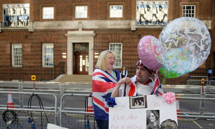 Die ersten Fans haben ihre Posten vor den Klinikmauern des Londoner Krankenhauses St.Mary's bezogen.Keystone