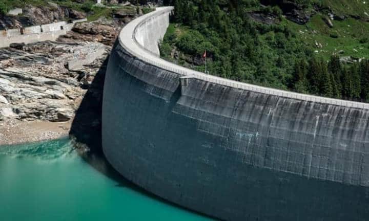 Die Inlandproduktion wurde 2016 von der Wasserkraft angeführt (57 Prozent). Atomkraftwerke produzierten 34 Prozent des Stroms. Den Rest teilen sich Sonne, Wind und andere.Bilder: Keystone