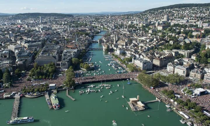 Der Umzug dauert derzeit noch an. Um 22 Uhr wird das letzte der 27 Love-Mobiles am Seedamm Enge erwartet.