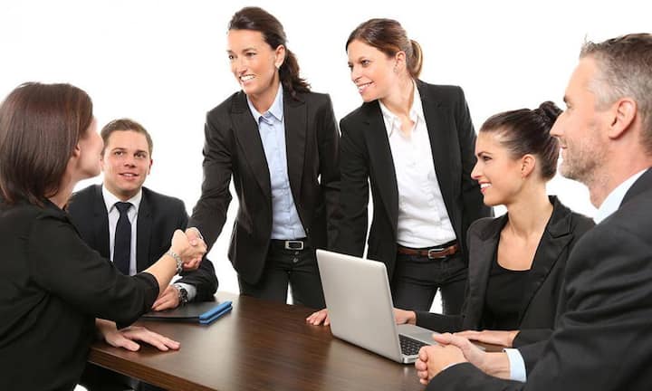 Ferienansprüche verfallen nach fünf Jahren. Allerdings muss immer der ältere Urlaub zuerst genommen worden, so dass Mitarbeiter ihre Ferien in der Realität stets weiter mitnehmen können. Ausbezahlt werden darf Urlaub nur in Ausnahmefällen - etwa, wenn bei einem Jobwechsel noch Ansprüche bestehen, die nicht erfüllt werden können. Während der Ferien erhalten Mitarbeiter vollen Lohn.