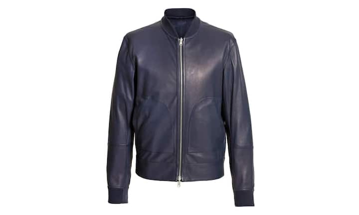 Schlicht: Brunello Cucinelli Dieser Lederblouson aus blauem Glattleder ist mit einem Zwei-Wege-Reissverschluss versehen und hat zwei Taschen auf der Vorderseite. Mit einer Chino oder Jeans gut kombinierbar. Preis 4.830 Franken