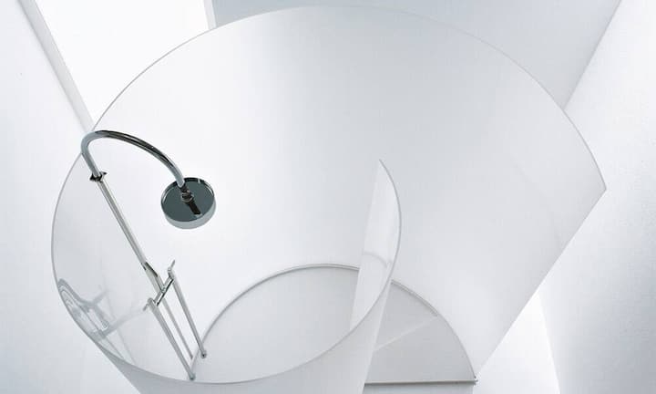 CHIOCCIOLA. Die freistehende Dusche des italienischen Herstellers Agape heisst, wie sie aussieht: Chiocciola – auf Deutsch: Schnecke. Die Wand ist aus aus einem einzigen Panel aus transparentem Parapan geformt. In der Schweiz erhältlich über Shape Design Distribution. Shapedesign