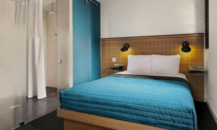 So sehen Mikro-Hotels aus:Hotels setzen zunehmend auf kleinere Zimmer, die trotzdem gut ausgestattet sind. Denn offenbar wünschen sich das Millenials. Das Pod-Hotel in New York hat den Platz in seinen Zimmern optimiert. Hier schläft man direkt neben der Dusche.Facebook/Pod 39 Hotel