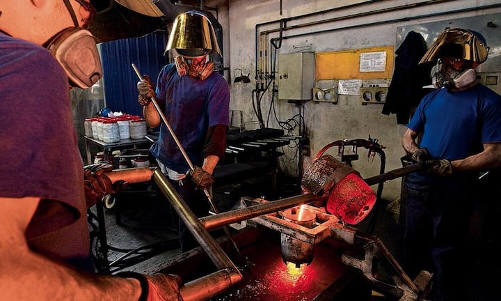 Aus Minen- und Altgold werden in Valcambi Barren und Münzen hergestellt.