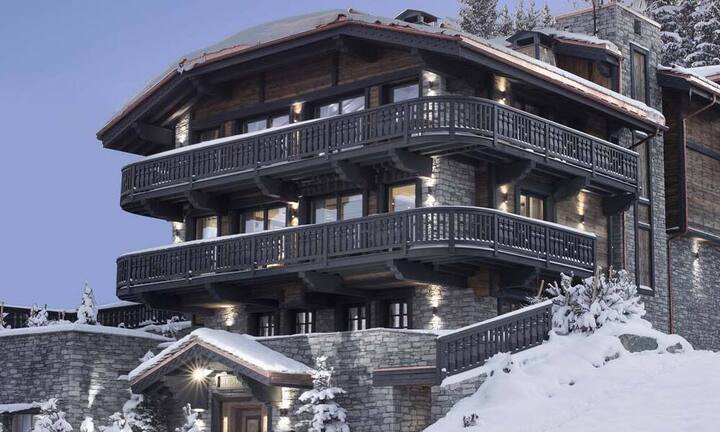 Chalet Edelweiss, Courchevel, Frankreich (372'000 Franken pro Woche): Die Oberluxus-Klasse der Chalets: 3'000 Quadratmeter auf sieben Stockwerken, ein Autolift, der 20 Fahrzeuge in einer Untergrund-Garage parkieren kann, ein Nachtclub für 100 Gäste. Mehr geht eigentlich schon gar nicht. Schlafen können in dem Anwesen rund 16 Gäste, wenn sie das überhaupt wollen: Es gibt die weltbesten Wellnessbereiche, Massageservice, voll ausgestattete Fitnessräume und natürlich einen Hammam.