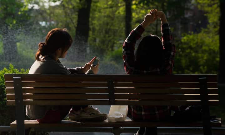 Unbeliebt ist offenbar der Spielplatz, nur 2 Prozent nutzen da die Zeit zum Online-Einkauf.Bilder: Keystone und pexels.com
