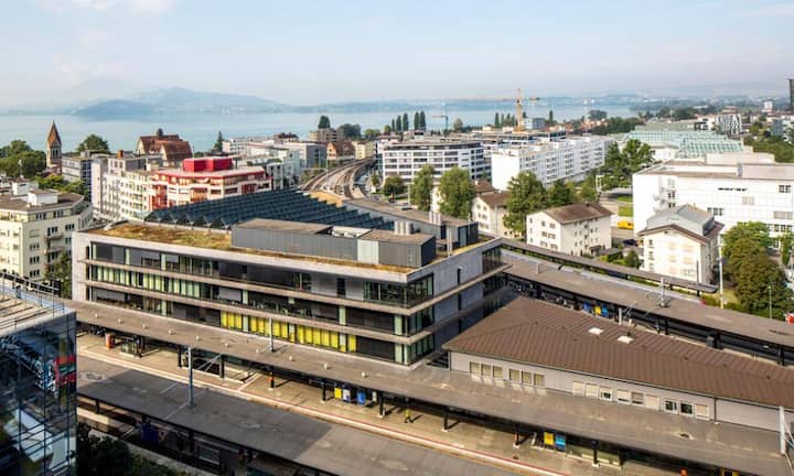 Zählt man den Umsatz zusammen, sieht das Bild indes anders aus: 255 der von Umsatzmilliardären insgesamt 1820 Milliarden Franken wurden im Kanton Zug erwirtschaftet, der damit nur noch noch…Keystone