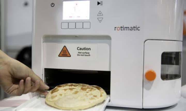 Küchenmaschinen
Dieses Gerät von Zimplistic produziert vollautomatisch frisches Fladenbrot. Für 599 Dollar kann man den Rotimatic vorbestellen.