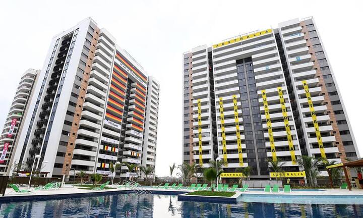 Wohnen werden die Athleten im Olympiadorf «Ilha Pura», das Berichten zufolge seinem Namen «Reine Insel» aber kaum gerecht wird. In den 31 Hochhäusern stehen 19'000 Betten in 3604 Apartments bereit.