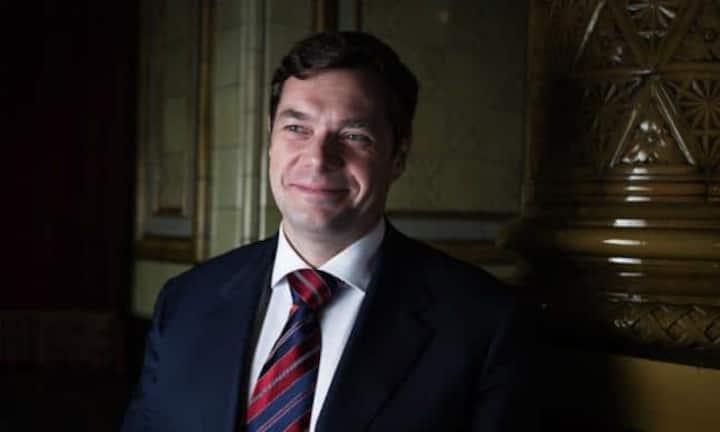 Viele reiche Russen haben dieses Jahr durch Putin viel Geld verloren – Alexey Mordaschow ist einer von zweien, bei denen das anders ist. Das Vermögen des Tui-Grossaktionärs erhöhte sich um 1.4 Milliarden auf 13.1 Milliarden Dollar. Damit ist er auf Platz 80 der reichsten Personen weltweit – und der fünftreichste Russe. Mordaschow gilt als Vorzeige-Oligarch und Putin-Liebling.